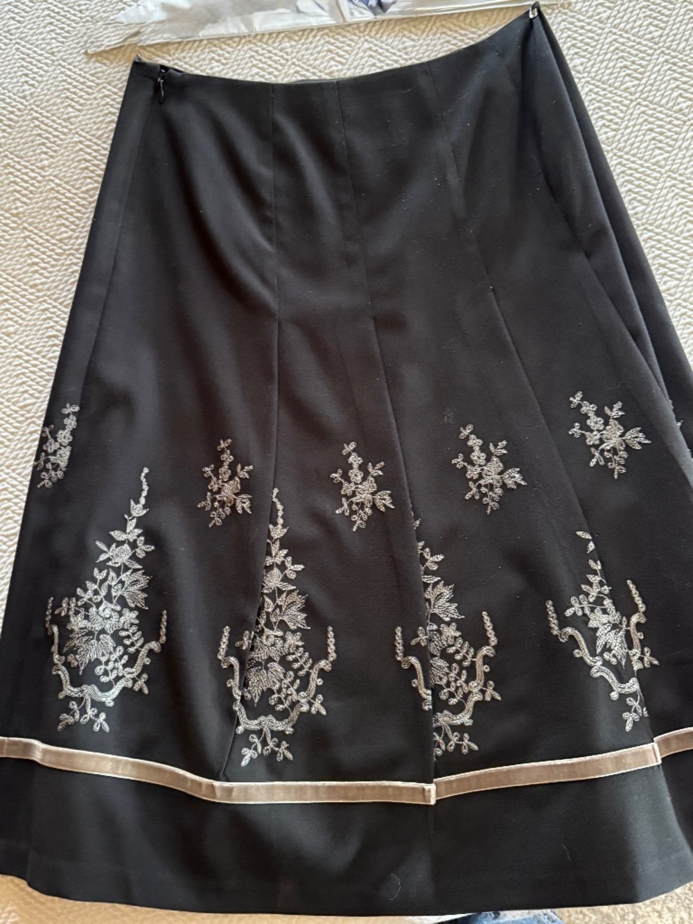 Ann Taylor black/gray embroidered A line skirt (size 4)